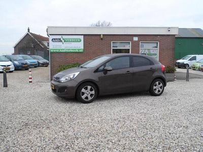 Bruin Gebruikt 2012 Kia Rio Comfort Hatchback | € 3.750 (Eerlijke prijs)