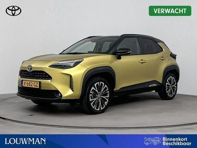 Brass gold metallic / zwart dak (goud metallic) Occasion 2023 Toyota Yaris Executive SUV | € 27.945 (Goede deal)