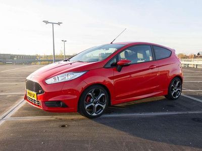 Rood Occasion 2014 Ford Fiesta ST Hatchback | € 11.449 (Iets duurder)