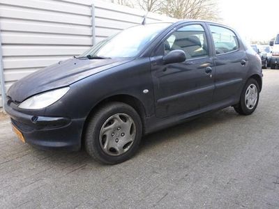 tweedehands Peugeot 206 1.4 XR nw apk 1-4-2025 heeft gebruikers sporen