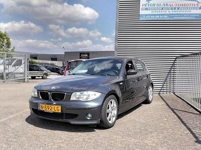 Grijs (metallic) Gebruikt 2006 BMW 118 Executive Hatchback | € 3.250 (Eerlijke prijs)