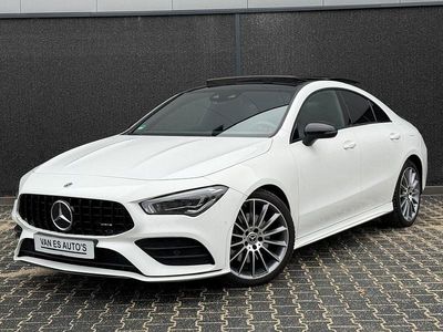 Wit (metallic) Gebruikt 2022 Mercedes CLA250e AMG Sedan | € 34.950 (Eerlijke prijs)