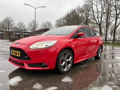 Rood Occasion 2012 Ford Focus ST Stationwagen | € 9.950 (Goede deal)