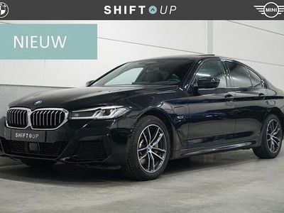 Zwart (metallic) Occasion 2023 BMW 530e M Sport Sedan | € 41.940 (Eerlijke prijs)