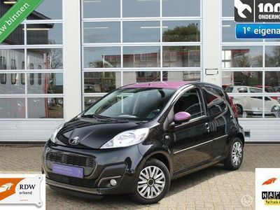 tweedehands Peugeot 107 1.0-12V 5-Deurs Facelift 2 AUTOMAAT Exclusive-Sport Two-Tone Bi-Color Edition Airconditioning Centr.Vergr. Elek.Ramen Stuurbekr. Lederstuur F1-Schakelflippers Radio/Cd/Aux Dubbele Airbags&Speakers Zwart Interieur 12V.-Aansl. Isofix Privacy Gla