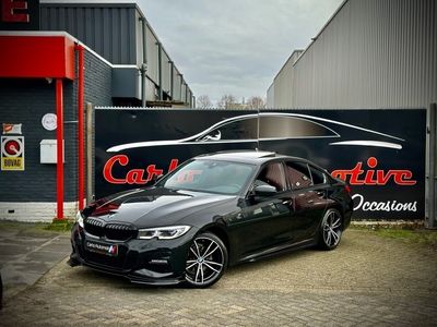 Zwart / black sapphire metallic (475) Gebruikt 2021 BMW 318 M Performance Sedan | € 30.999 (Duur)