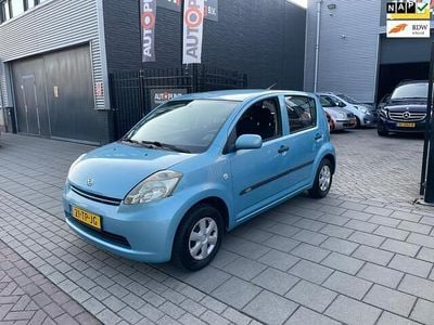 Occasion Daihatsu Sirion 69 PK (50 kW) 2006 Blauw, metallic lak Hatchback