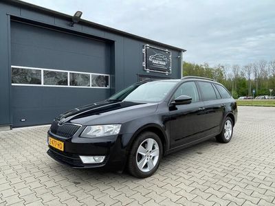 Zwart, metallic lak Gebruikt 2014 Skoda Octavia Ambition Stationwagen | € 8.450 (Eerlijke prijs)