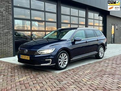 Blauw (metallic) Occasion 2016 VW Passat GTE Stationwagen | € 14.975 (Eerlijke prijs)