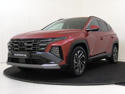 Rood (metallic) Occasion 2025 Hyundai Tucson Premium SUV | € 40.925 (Eerlijke prijs)