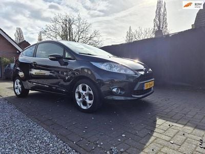 Zwart (metallic) Gebruikt 2010 Ford Fiesta Ghia Hatchback | € 2.845 (Eerlijke prijs)