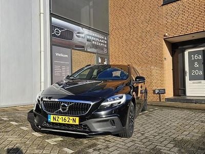 Zwart Occasion 2017 Volvo V40 Hatchback | € 14.950 (Eerlijke prijs)