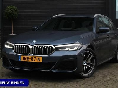 Blauw (metallic) Gebruikt 2023 BMW 530e M Sport Stationwagen | € 36.995 (Goede deal)