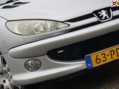 Grijs (metallic) Gebruikt 2004 Peugeot 206 CC Quiksilver Cabriolet | € 1.925 (Eerlijke prijs)