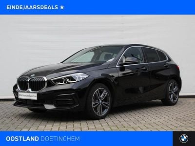Zwart Gebruikt 2023 BMW 118 Sport Line Hatchback | € 24.950 (Goede deal)