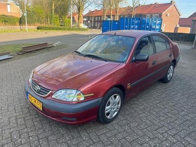 Rood Occasion 2002 Toyota Avensis Terra Sedan | € 1.350