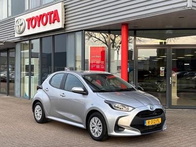 Grijs Occasion 2022 Toyota Yaris Hybrid Active Hatchback | € 19.995 (Goede deal)