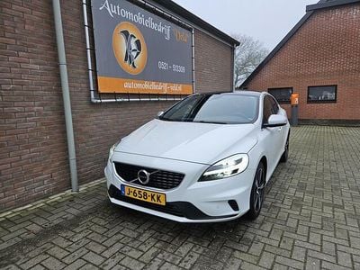 Wit Gebruikt 2020 Volvo V40 Kinetic Hatchback | € 19.995 (Eerlijke prijs)
