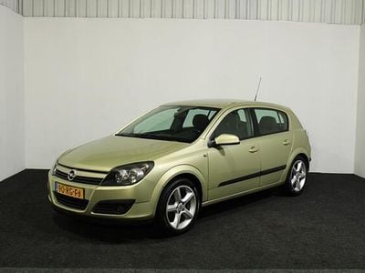 Geel Occasion 2005 Opel Astra Sport Hatchback | € 1.990 (Eerlijke prijs)