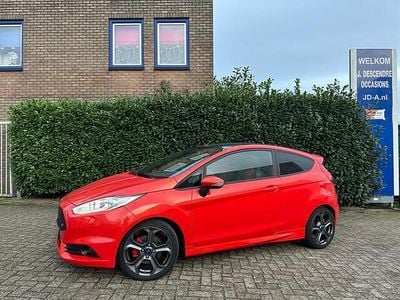 Rood (metallic) Gebruikt 2016 Ford Fiesta ST Hatchback | € 11.450 (Eerlijke prijs)