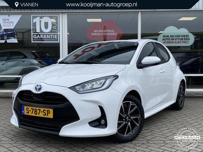 tweedehands Toyota Yaris Hybrid 1.5 Hybrid Dynamic Private lease actie: Prijs per maand ¤440 per maand op basis van 60 maanden en 10.000 km per jaar. Direct Rijden slechts 1812 km! veel opties en super zuinig!