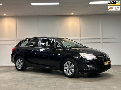 Zwart (metallic) Gebruikt 2012 Opel Astra Business Edition Stationwagen | € 3.950 (Eerlijke prijs)