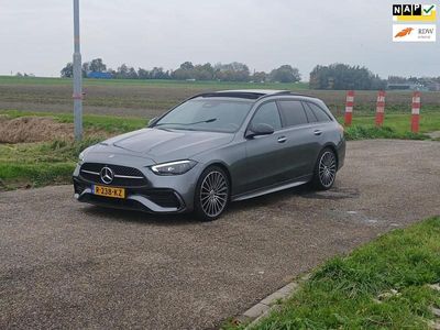 Grijs (metallic) Gebruikt 2022 Mercedes C200 AMG line Stationwagen | € 36.950 (Eerlijke prijs)