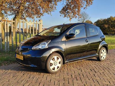 Zwart (metallic) Gebruikt 2010 Toyota Aygo Cool Hatchback | € 2.499 (Eerlijke prijs)