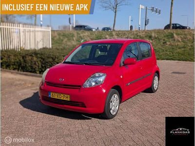 Occasion Daihatsu Sirion 69 PK (50 kW) 2007 Rood Hatchback