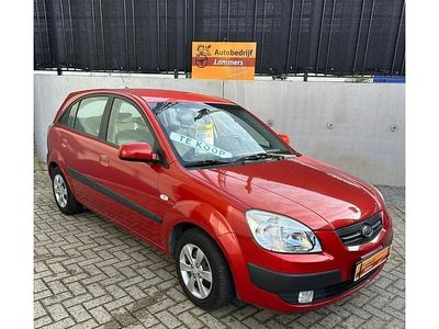 Rood Occasion 2009 Kia Rio MPV | € 3.900 (Iets duurder)