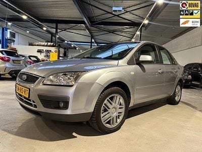 Grijs Occasion 2005 Ford Focus Ghia Sedan | € 3.199 (Eerlijke prijs)