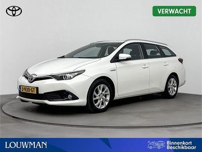 Pure white (licht wit) Gebruikt 2017 Toyota Auris Touring Sports Limited Stationwagen | € 13.445 (Eerlijke prijs)