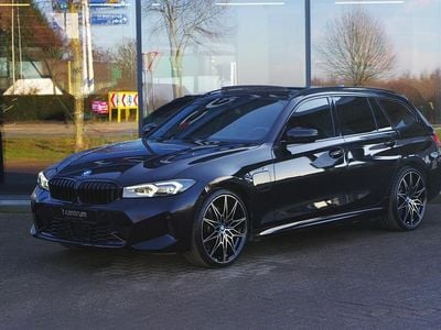 Zwart (metallic) Occasion 2023 BMW 330e Executive Stationwagen | € 41.450 (Eerlijke prijs)
