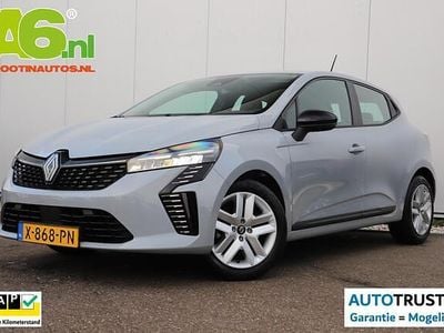 Grijs Gebruikt 2024 Renault Clio V Evolution Hatchback | € 16.900 (Eerlijke prijs)