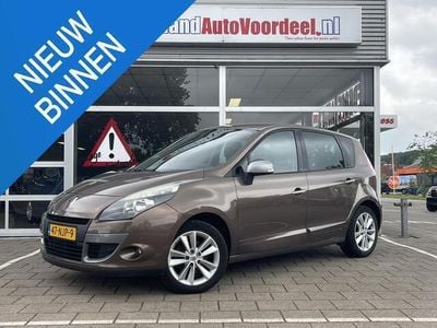 Bruin Gebruikt 2010 Renault Scénic III MPV | € 4.449 (Eerlijke prijs)