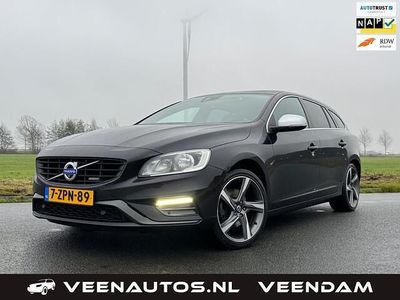 Zwart (metallic) Gebruikt 2015 Volvo V60 R-Design Stationwagen | € 14.995 (Eerlijke prijs)