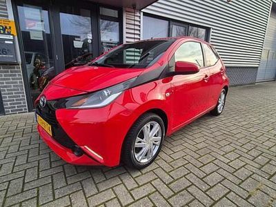 Rood Occasion 2014 Toyota Aygo X-play Hatchback | € 7.450 (Eerlijke prijs)