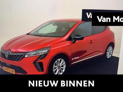 Rood Gebruikt 2024 Renault Clio V Evolution Hatchback | € 18.640 (Eerlijke prijs)