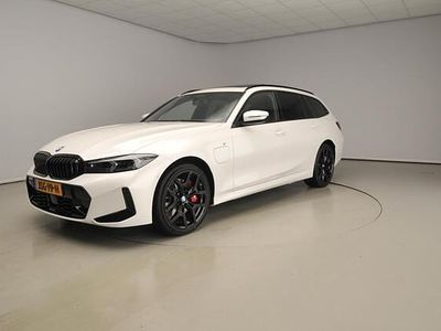 Wit Occasion 2025 BMW 330 Comfort Edition Stationwagen | € 74.900