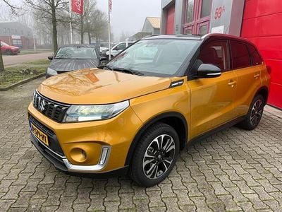 Geel (metallic) Gebruikt 2022 Suzuki Vitara Style SUV | € 23.900 (Goede deal)