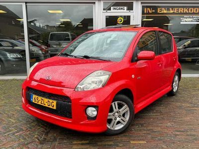 tweedehands Daihatsu Sirion 2 1.3-16V Sport 4WD/AUTOMAAT/AIRCO/SCHUIF-KANTELDAK/NAVI/DEALER ONDERHOUDEN/NL AUTO