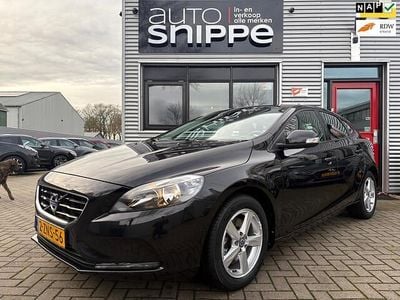 Zwart (metallic) Gebruikt 2015 Volvo V40 Kinetic Hatchback | € 13.950 (Iets duurder)