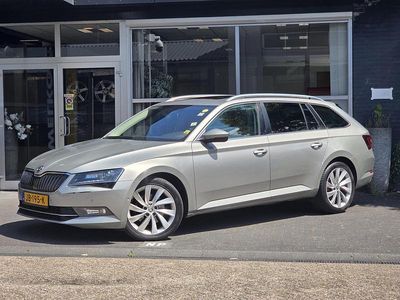 Geel, metallic lak Gebruikt 2016 Skoda Superb Business Line Stationwagen | € 10.795