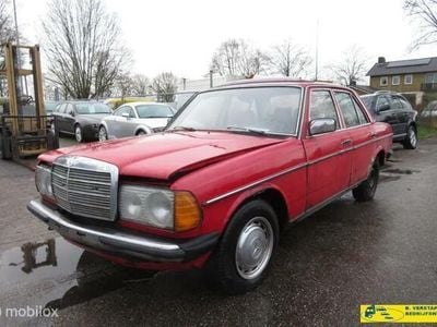 Rood Occasion 1979 Mercedes 200 Sedan | € 1.250