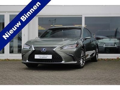 Groen (metallic) Gebruikt 2021 Lexus ES300H President Line Sedan | € 39.960 (Eerlijke prijs)