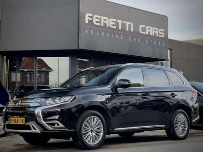 Zwart (metallic) Gebruikt 2020 Mitsubishi Outlander P-HEV Instyle SUV | € 22.900 (Eerlijke prijs)