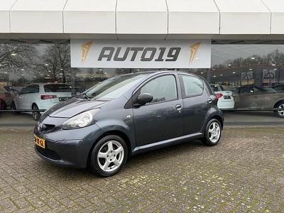 Occasion Toyota Aygo 68 PK (50 kW) 2006 Grijs (metallic) Hatchback