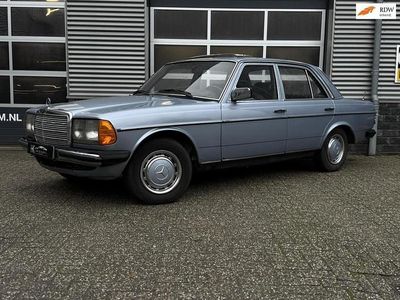 Blauw Occasion 1981 Mercedes 200 Sedan | € 995