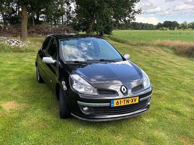 Zwart (metallic) Gebruikt 2006 Renault Clio II Exception Hatchback | € 3.000 (Eerlijke prijs)