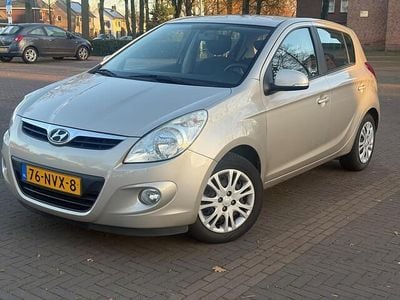 Grijs (metallic) Occasion 2010 Hyundai i20 Hatchback | € 4.195 (Eerlijke prijs)